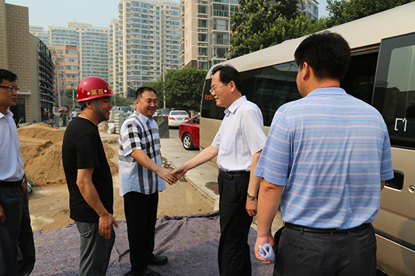 2015年8月13日,青岛市市南区区委书记王久军同志一行10余人,来到由四公司第8项目部施工的市南区老年活动中心工程视察工作,总公司董事长孙涌同志、总经理赵成福同志陪同视察。王久军书记在详细了解了该工程的施工进展情况后,勉励施工人员,再接再励,优质高速完成施工任务。 市南区老年活动中心位于市南区宁国路13号,由市南区政府投资建设,工程竣工后,将为社区老年人学习、教育、健身、娱乐、演出、展示等活动提供场所,同时承担老年人体育健身等项目的骨干培训任务。