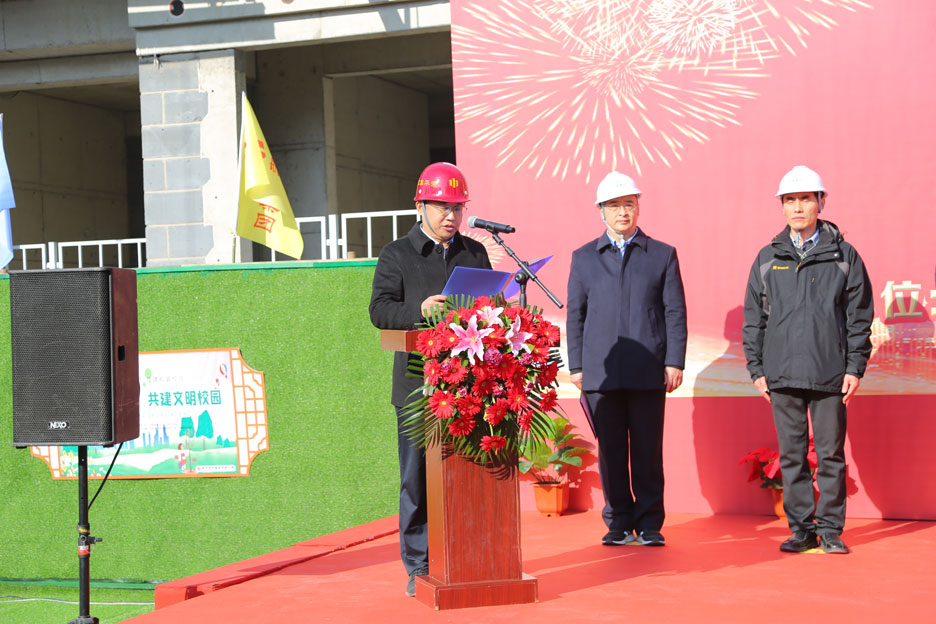 集团公司董事长孙涌出席中国海洋大学浮山校区人才公寓项目封顶仪式(图2) 集团公司董事长孙涌出席中国海洋大学浮山校区人才公寓项目封顶仪式(图2)